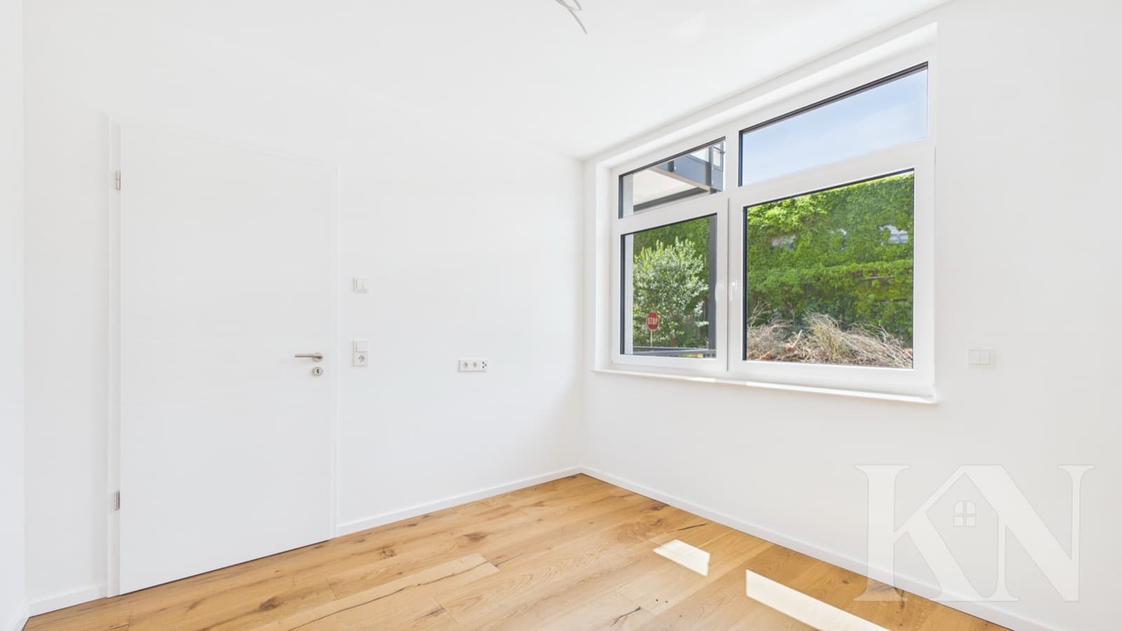Heller Raum mit Fenster
