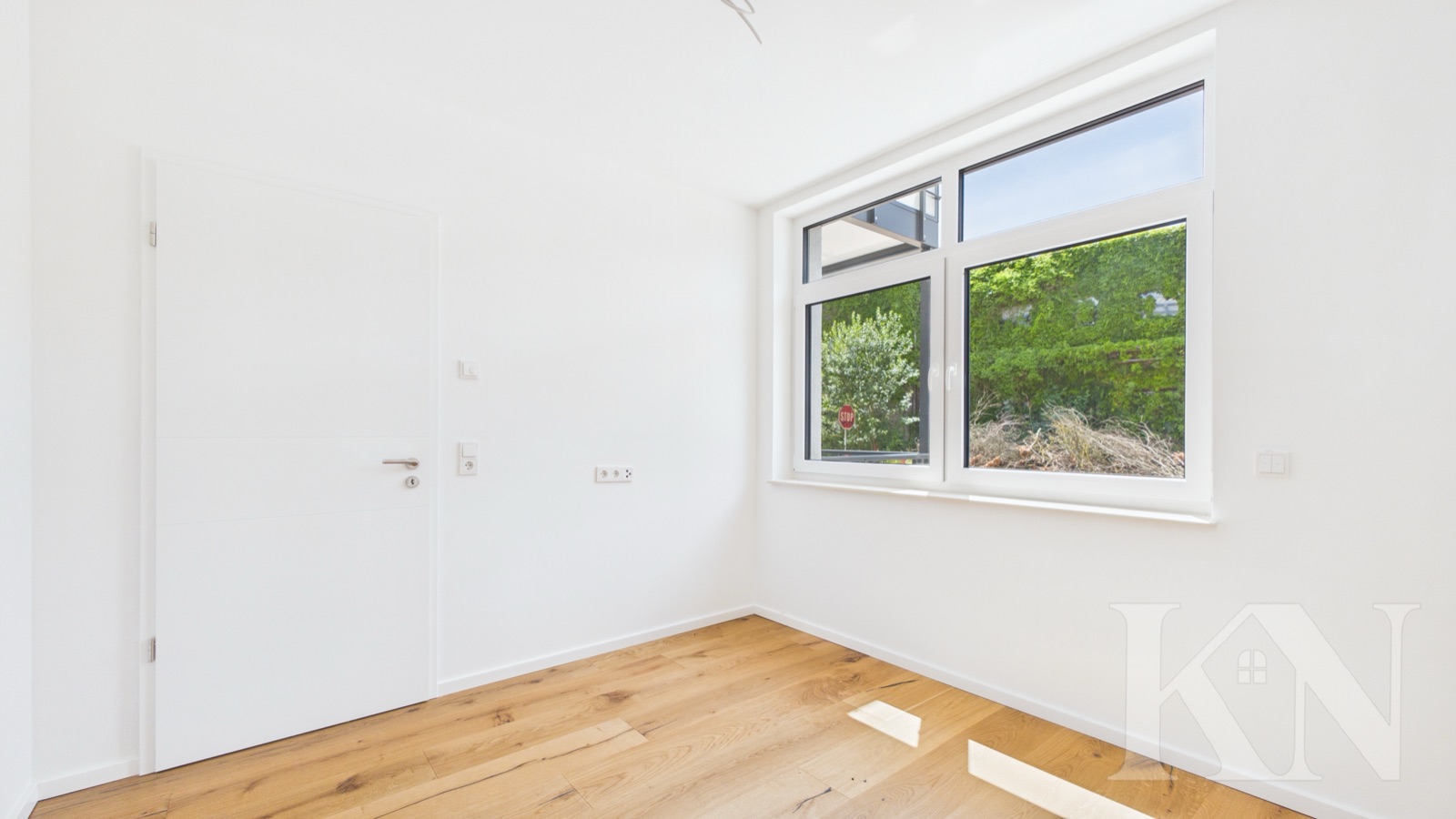 Heller Raum mit Fenster